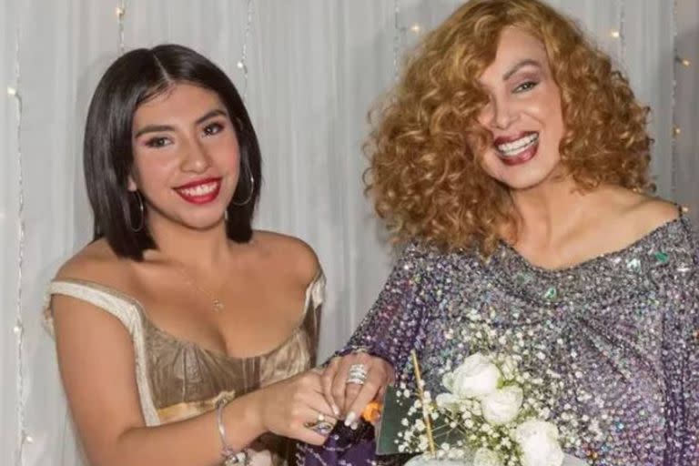 Noelia Ferriols junto a su mamá Beatriz Salomón, en el día del cumpleaños de 15 de la joven