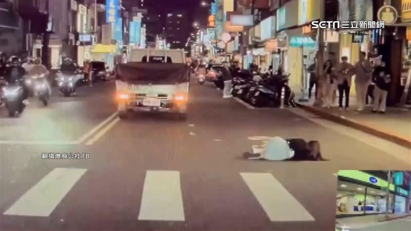 女大生在士林夜市才剛起步要過馬路卻撞上直行貨車，當場倒地。（圖／翻攝自爆廢公社FB）