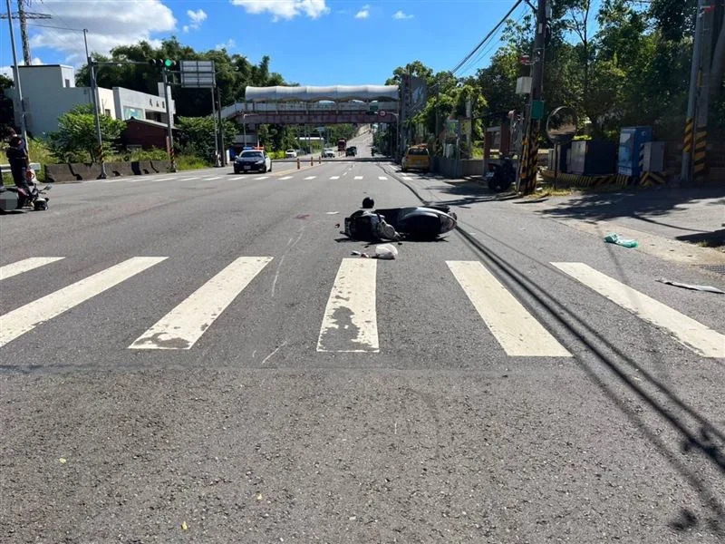 張婦突然左轉遭撞擊重傷送醫。（圖／翻攝畫面）