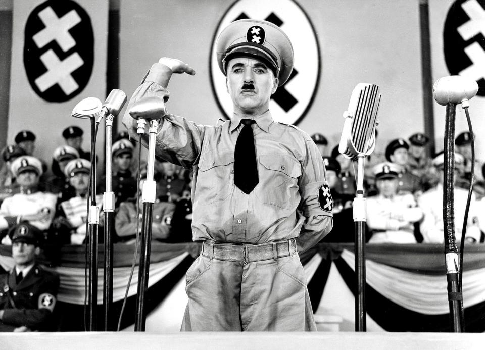 <p>Für viele ist er der größte Komiker der Filmgeschichte: Charlie Chaplin (1889 bis 1977). Kein anderer verband so genial grandiosen Humor mit beißender Kritik an gesellschaftlichen Missständen - etwa in "Moderne Zeiten" oder als Hitler-Verschnitt in "Der große Diktator" (Bild). (Bild: Tobis)</p>