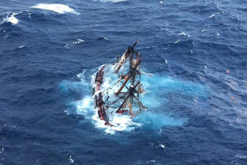 Foto suministrada por el servicio de Guardacostas de los EEUU del Bounty, un navío de 180 pies, réplica del legendario HSM Bounty (1787), que se sumergió en las aguas del oceáno Atlántico, por cuenta del huracán Sandy, unas 90 millas al sureste de Hatteras, North Carolina, el 29 de octubre de 2012. Catorce personas de las tripulación fueron rescatadas con vida, una mujer murió después y el cuerpo del capitán, Robin Walbridge, nunca fue encontrado. Petty Officer 2nd Class Tim Kuklewski/U.S. Coast Guard via Getty Images