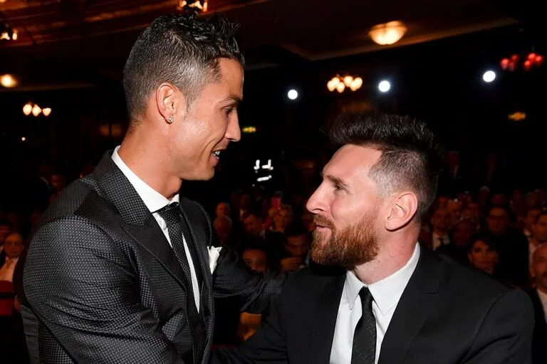 Cristiano Ronaldo y Lionel Messi, en uno de sus tantos encuentros en la gala del Balón de Oro