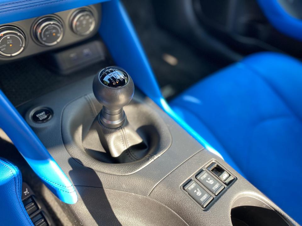 The 6-speed manual shifter in a 2024 Nissan Z sports car.