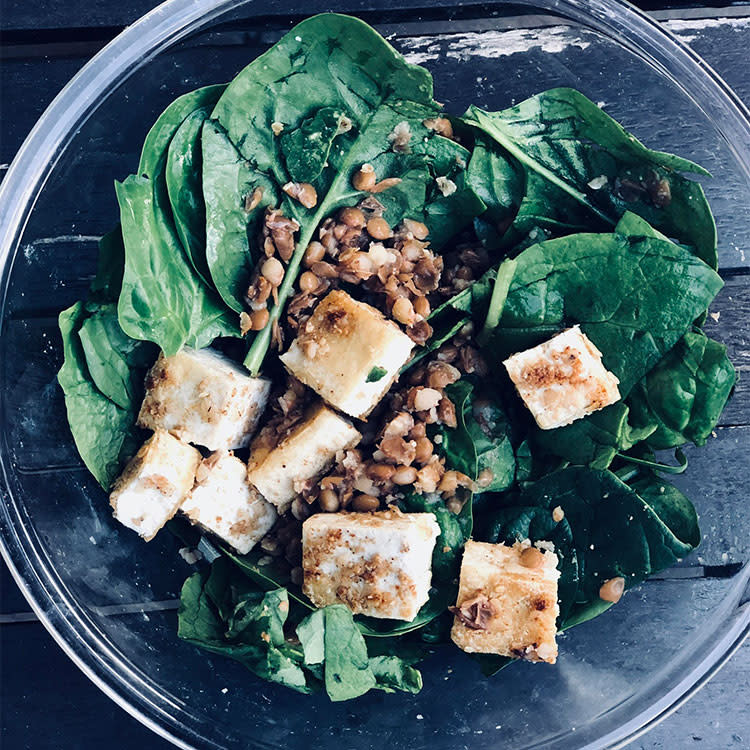 Ensalada de espinacas, tofu y lentejas