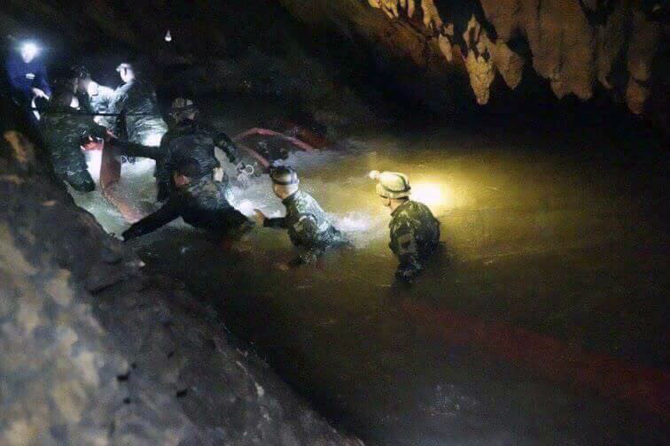 Operazioni di salvataggio nella grotta di Tham Luang (Centro de Operaciones de Rescate Tham Luang vía AP, Archivo)