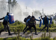 Personas enfrentan a la policía que lleva a cabo un desalojo en un campamento de ocupantes ilegales en Guernica, provincia de Buenos Aires, Argentina, el jueves 29 de octubre de 2020. (AP Foto/Natacha Pisarenko)