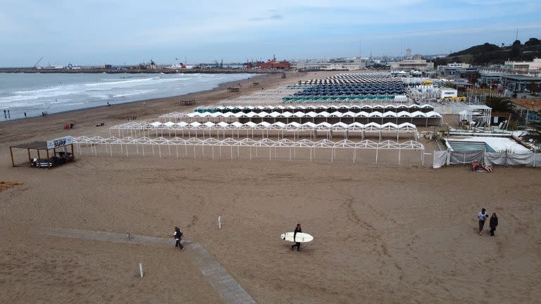 Preparativos fin de semana largo y festival marea del puerto.