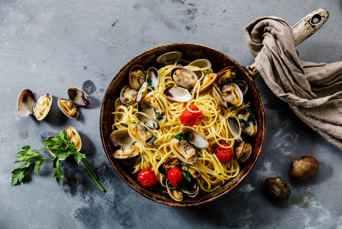 Sa technique ultra ludique pour préparer des œufs à la poêle va vous  séduire. Sa recette