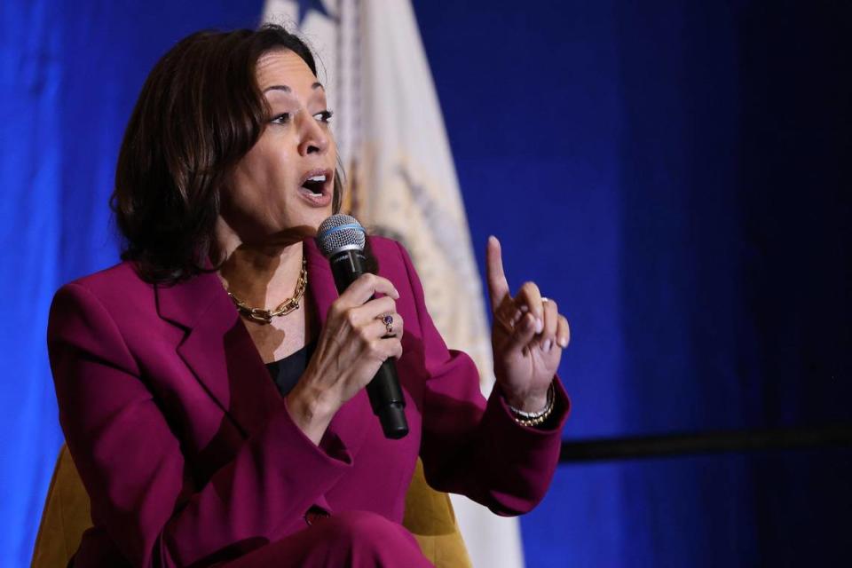 La vicepresidenta Kamala Harris respondiendo a las preguntas de los panelistas, con el rapero Fat Joe, el actor Anthony Ramos y los estudiantes de FIU.