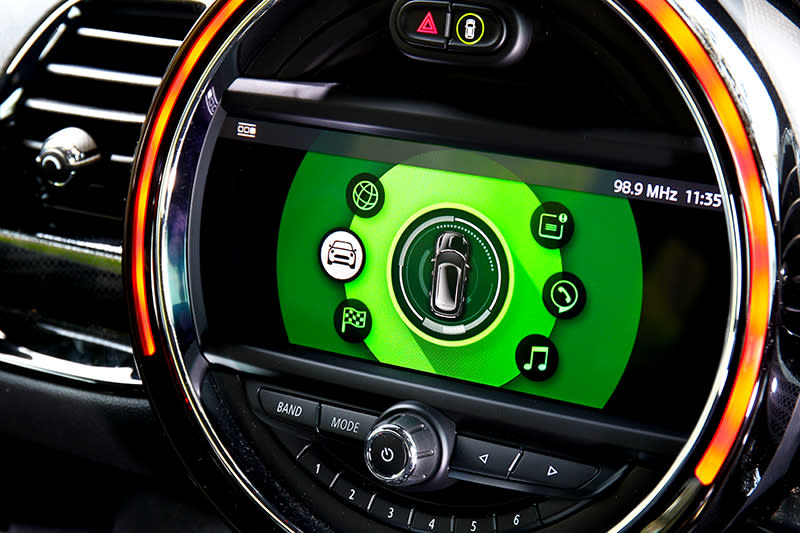 中控系統具有多項功能，安全配備也十分完善，試駕車型選配8.8吋螢幕。