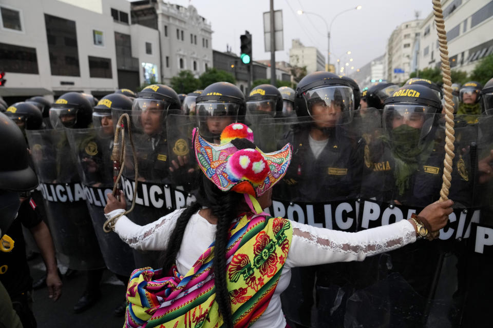 Una manifestante antigubernamental desafía a la policía en Lima, Perú, el jueves 9 de febrero de 2023. Los manifestantes demandan elecciones inmediatas, la renuncia de la presidenta Dina Boluarte, la liberación del expresidente Pedro Castillo, quien fue destituido y arrestado por intentar disolver el Congreso en diciembre, y justicia para los manifestantes muertos en enfrentamientos con la policía. (Foto AP/Martín Mejía)