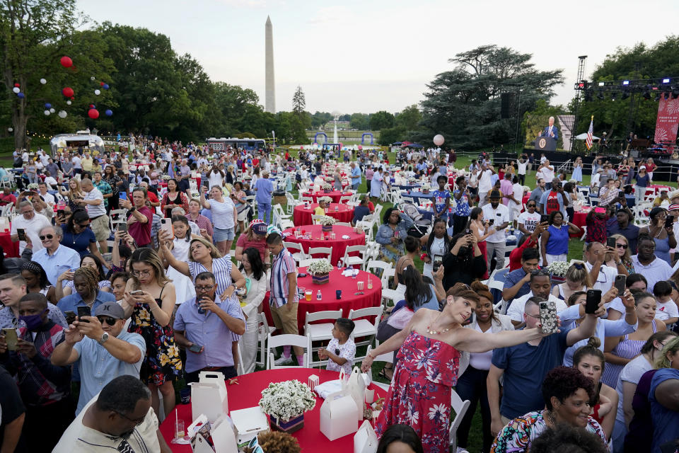 ARCHIVO - Una multitud escucha mientras el presidente Joe Biden pronuncia un discurso durante las celebraciones por el Día de la Independencia, en el jardín sur de la Casa Blanca, el 4 de julio de 2021, en Washington. (AP Foto/Patrick Semansky, Archivo)