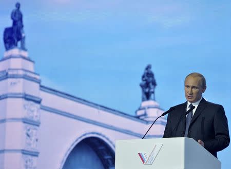 Russia's President Vladimir Putin speaks during a meeting with his core support group, the People's Front, in Moscow, November 18, 2014. REUTERS/Alexei Druzhinin/RIA Novosti/Kremlin