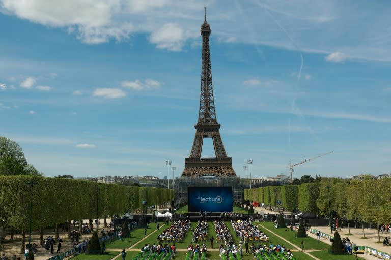 Des centaines de personnes participent le 12 avril 2024 à Paris à la "Grande dictée des Jeux" olympiques 2024 (Emmanuel Dunand)