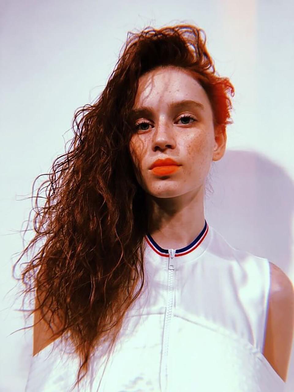 At Fyodor Golan’s oceanic Spring 2019 show, neon-orange lips and dewy beach skin made a splashy statement.