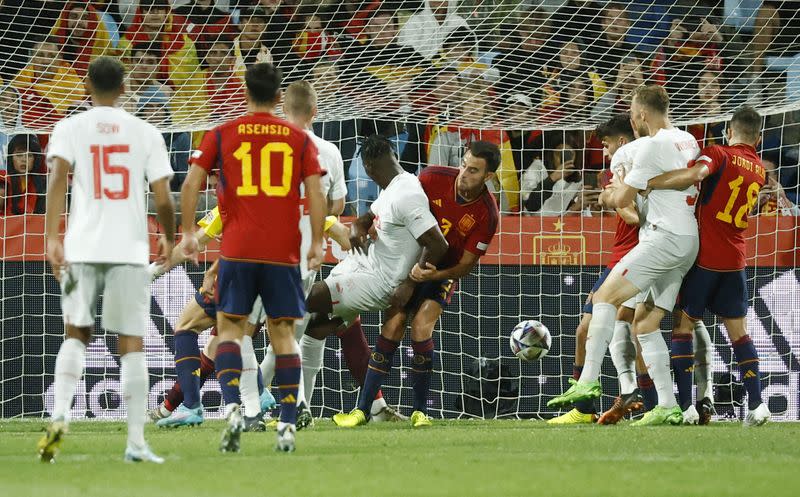Breel Embolo de Suiza anota el segudo gol de su equipo ante España por el Grupo 2 de la Liga A de la Liga de las Naciones de la UEFA