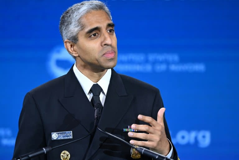 Vivek Murthy, máximo responsable sanitario de Estados Unidos, pidió al Congreso aprobar medidas para que las plataformas de redes sociales protejan la salud mental de los jóvenes (Mandel NGAN)