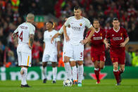 <p>De retour sur le terrain, Di Francesco a fait rentré Patrik Schick aux dépens de Cengiz Under. Menés 2-0, la Lupa romaine a visé les cages de Karius que 3 fois contre 15 frappes pour le trio magnifique. (Photo : Getty) </p>