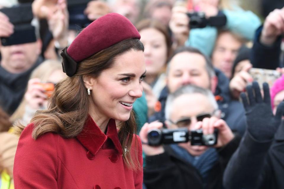 Der Samtreif in Bordeaux vervollständigte Herzogin Kates Outfit beim Kirchenbesuch mit der Queen zu Weihnachten. (Bild: Getty Images)