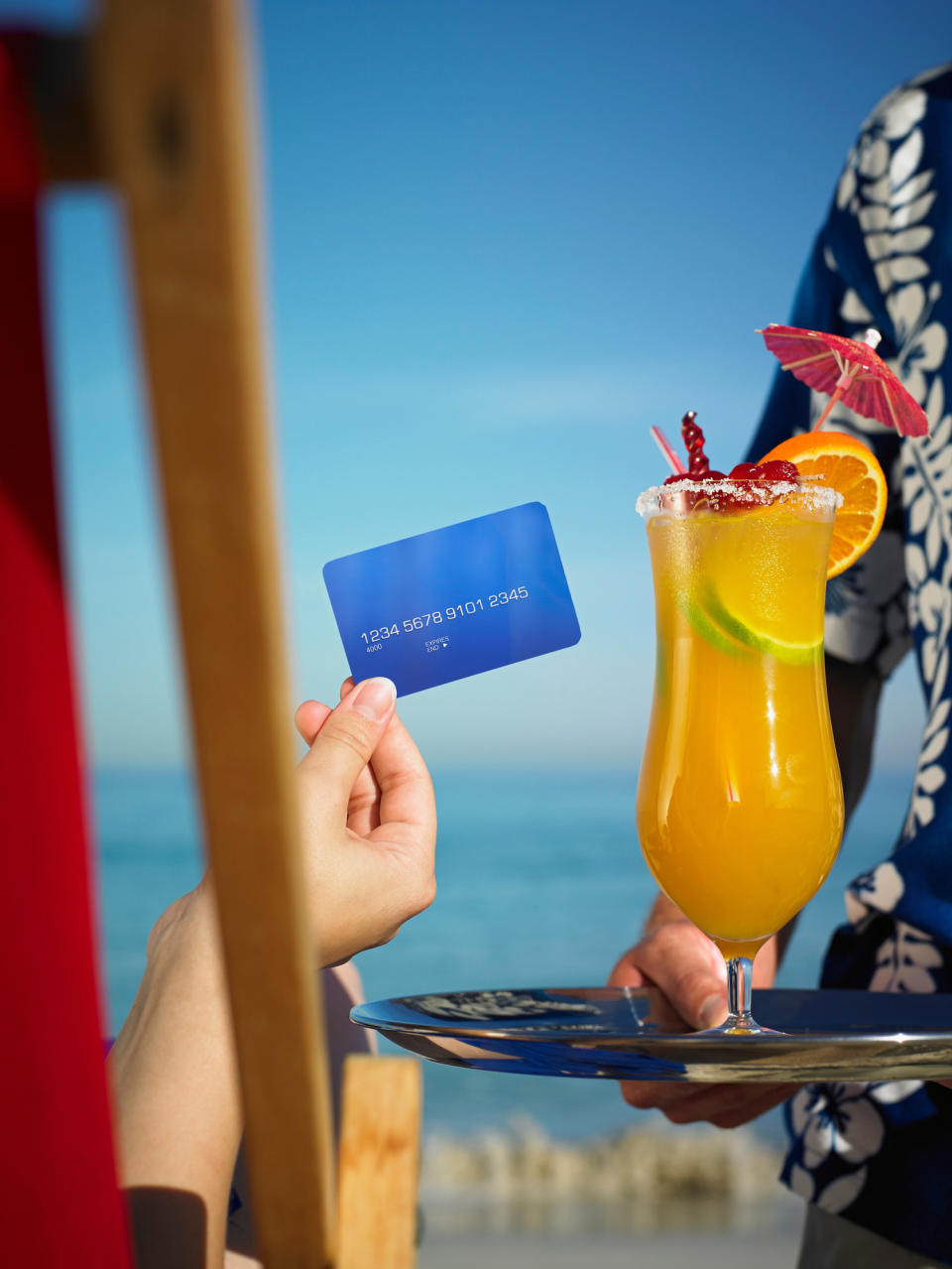 <p>Als Zahlungsmittel für den Urlaub empfiehlt Stiftung Warentest die Girocard sowie die Kreditkarte. Wer im Urlaubsland Geld am Automaten ziehe, solle darauf achten, dass immer in Landeswährung abgerechnet wird, da das günstiger sei. Zusätzliche Auslandsgebühren am Geldautomaten fallen meistens an, sie können zwischen zwei und sechs Prozent der Abhebesumme betragen. Bei einigen Kreditkarten sei das Abheben im Ausland jedoch kostenlos, eventuell lohne sich ein Anbieterwechsel, so die Experten.<br> Den vollständigen Bericht von Stiftung Warentest zum Thema „Tipps für den Urlaub“ finden Sie hier (kostenpflichtig).<br> (Bild: gettyimages) </p>