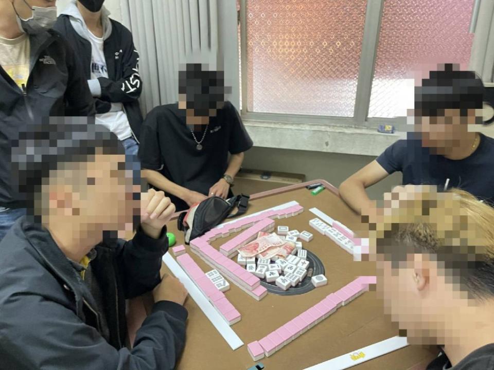 南市警二分局十六日深夜前往中西區武聖路娃娃機店二樓賭場查緝，破獲麻將賭場當場查獲人員賭客等廿一人。 (讀者提供)