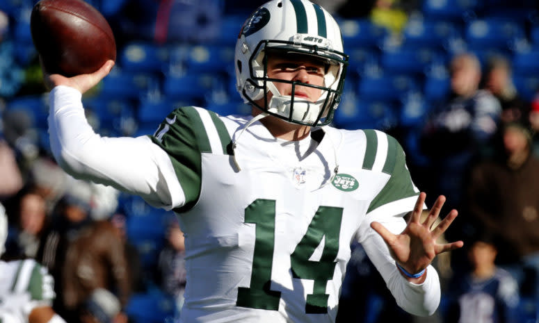 Sam Darnold throwing a pass.