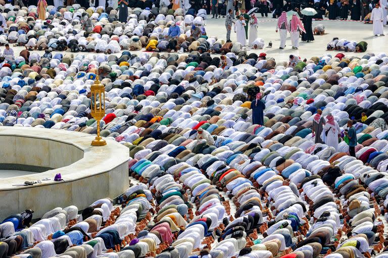 Peregrinos musulmanes rezan alrededor de la Kaaba, el santuario más sagrado del Islam, en la Gran Mezquita de la ciudad santa de La Meca, el 18 de junio de 2024, al final de la peregrinación anual del hach.