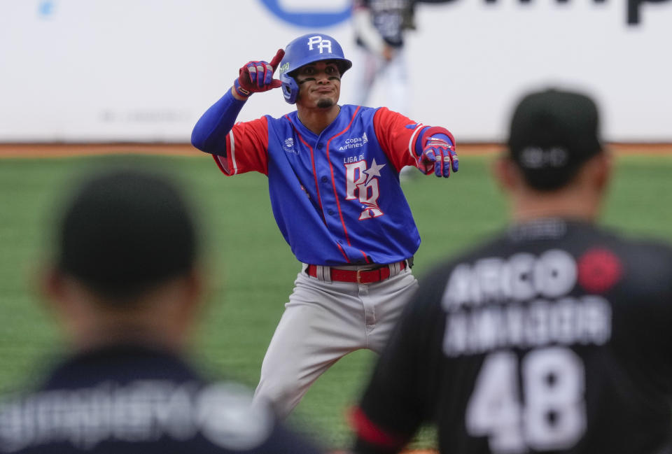 Bryan Torres de Puerto Rico celebra tras batear un doble contra México en la Serie del Caribe, el miércoles 8 de febrero de 2023. (AP Foto/Fernando Llano)