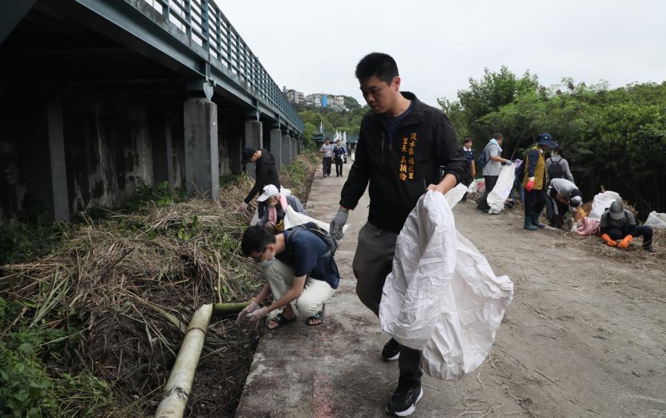 里長吳穎綸表示，河灘垃圾長年堆積，很感謝慈濟能舉辦此次活動，他也邀請二十位里民共襄盛舉。