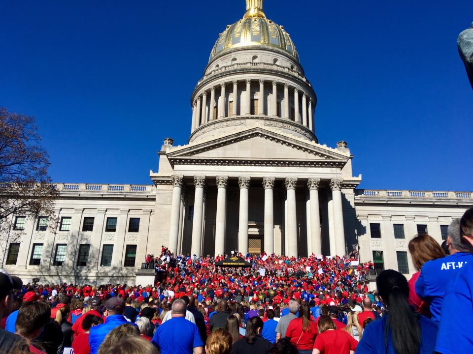 Miles de maestros exigen mejores salarios en la sede del gobierno estatal de West Virginia. (AP Photo/John Raby)
