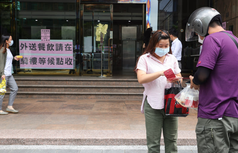 外送員扣餐門口飆罵十分鐘，她嚇瘋上網求助。