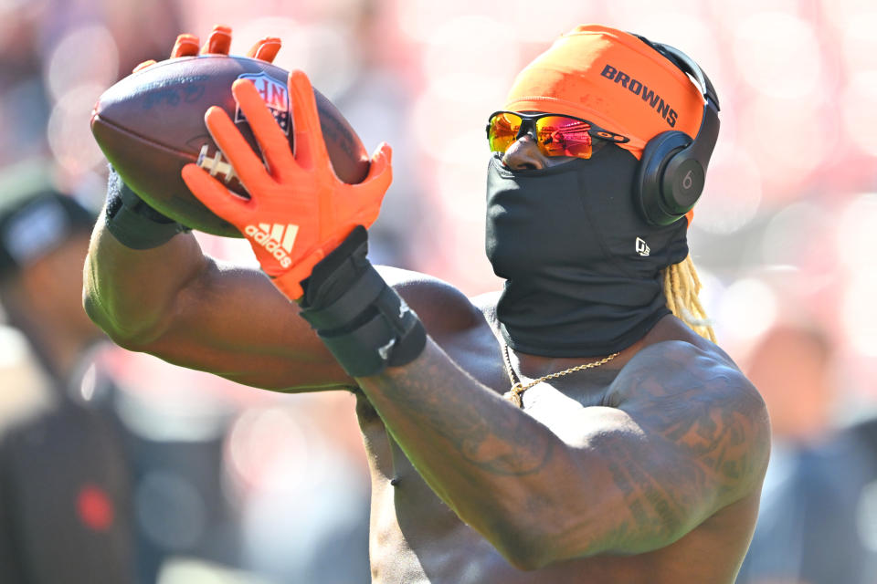 CLEVELAND, OHIO - OCTOBER 01: David Njoku #85 of the Cleveland Browns warms up prior to a game against the Baltimore Ravens at Cleveland Browns Stadium on October 01, 2023 in Cleveland, Ohio. (Photo by Jason Miller/Getty Images)