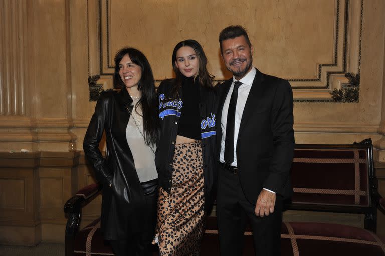 Juanita Tinelli desfiló en el teatro Colon y sus padres la aplaudieron desde primera fila