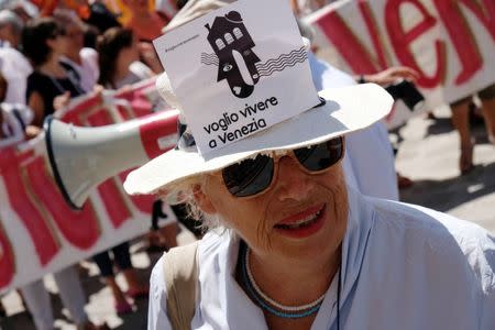 A resident wears a hat " I want to live in Venice" during a protest in Venice, Italy, July 2, 2017. Picture taken on July 2, 2017REUTERS/Manuel Silvestri