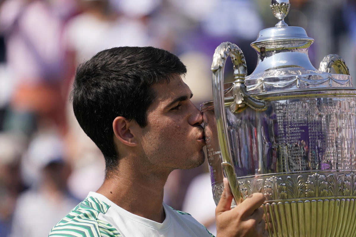 Alcaraz wins Queen’s Club final for 1st title on grass and reclaims top ranking ahead of Wimbledon