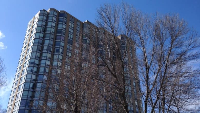 Little boy dies after fall from 17th floor window of Toronto building