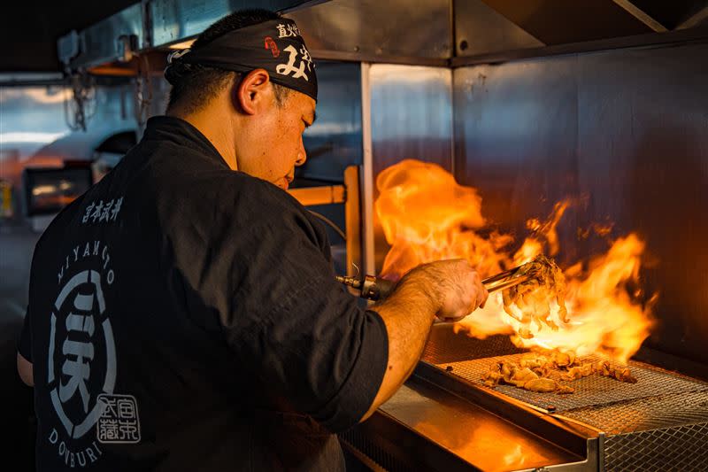 以職人直火料理精神，堅持精煉技法、精選食材，追求火烤美味之極致。（圖／品牌業者提供）
