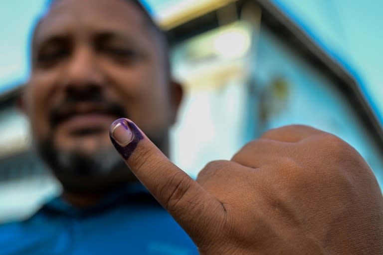 Un électeur montre son doigt marqué de violet après avoir voté lors de l'élection présidentielle du 21 septembre 2024 à Colombo, au Sri Lanka. (Ishara S. KODIKARA)