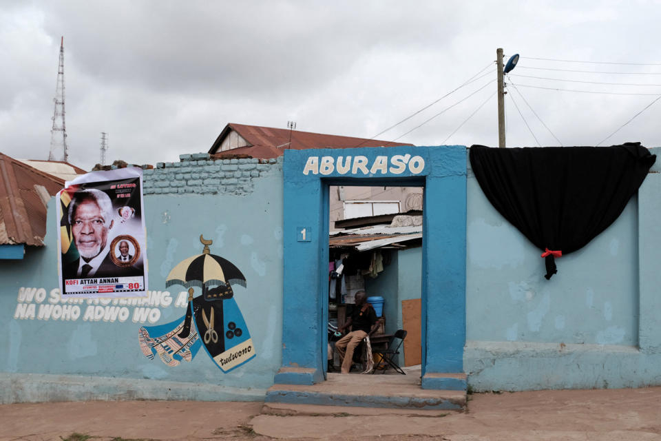 <p>Nach dem Tod des früheren UN-Generalsekretärs und Friedensnobelpreisträgers Kofi Annan versammeln sich viele seiner Angehörigen und Anhänger im Haus seiner Familie in der ghanaischen Stadt Kumasi. Annan war am 18. August im Alter von 80 Jahren in Bern gestorben. (Bild: Reuters/Francis Kokoroko) </p>