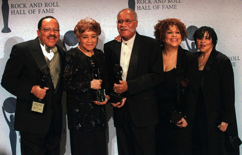 FILE - This March 15, 1999 file photo shows the sibling group The Staples Singers, from left, Pervis, Cleotha, Pops, Mavis, and Yvonne at the Rock and Roll Hall of Fame induction ceremony in New York. Cleotha Staples, the eldest sibling in the highly influential gospel group The Staples Singers died Friday, Feb. 22, 2013, at her Chicago home after suffering from Alzheimer's disease for the last decade. She was 78. (AP Photo/Albert Ferreira, file)