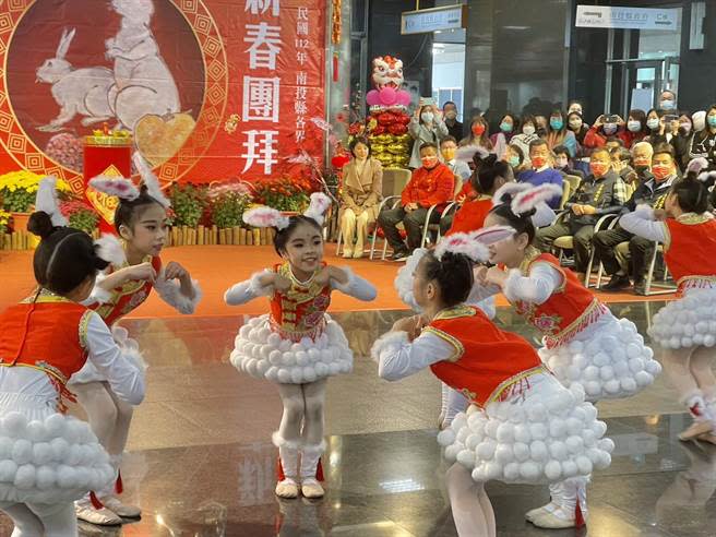 南投縣府30日舉行新春團拜，小朋友表演「喜兔財福舞新年」暖場。（楊靜茹攝）