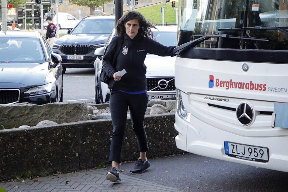 Montse Tomé, la entrenadora de la selección de España, a su llegada al hotel del equipo en Gotemburgo, Suecia, previo al partido contra Suecia por la Liga de Naciones femenina de la UEFA, el jueves 21 de septiembre de 2023. (Adam Ihse/TT News Agency vía AP)