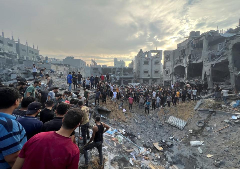 Palestinians search for casualties at the site of Israeli strikes on houses in Jabalia refugee camp in the northern Gaza Strip, October 31, 2023 (Reuters)