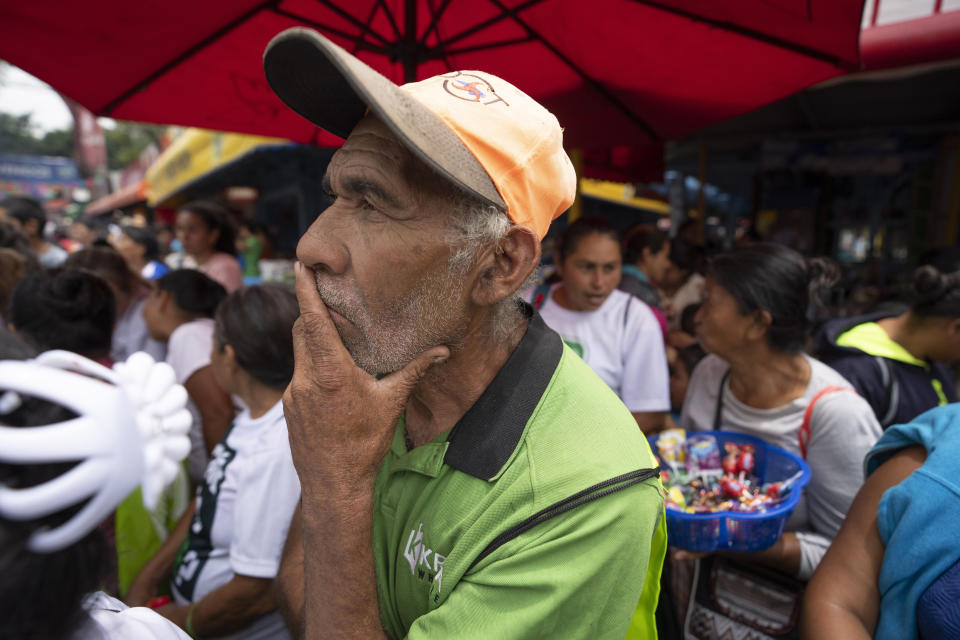 ARCHIVO - Partidarios esperan la llegada de la ex primera dama Sandra Torres, la candidata presidencial de Unidad Nacional de la Esperanza, durante un mitin de campaña en Amatitlán, Guatemala, el 14 de mayo de 2023. Los guatemaltecos acuden a las urnas el 25 de junio. (AP Foto/Moisés Castillo, Archivo)