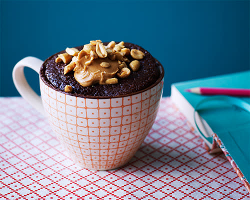 Love baking but hate cleaning up? This Chocolate And Peanut Butter Microwave Recipe will be the best recipe you’ll find this year.