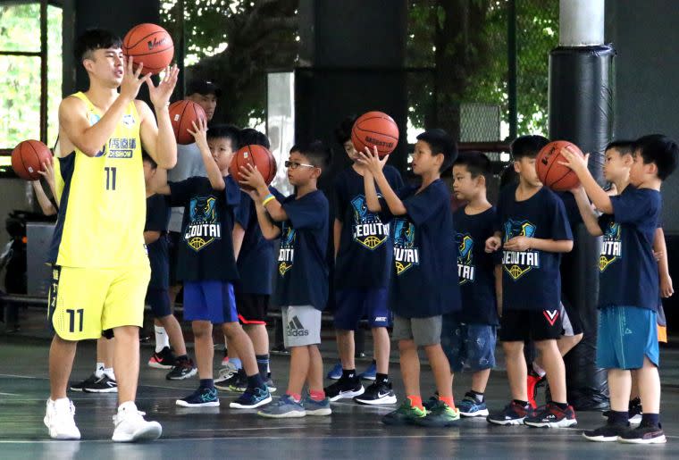 「柯神」柯旻豪在地高雄出身，認真指導小學員如何持球。高雄市政府運動發展局提供