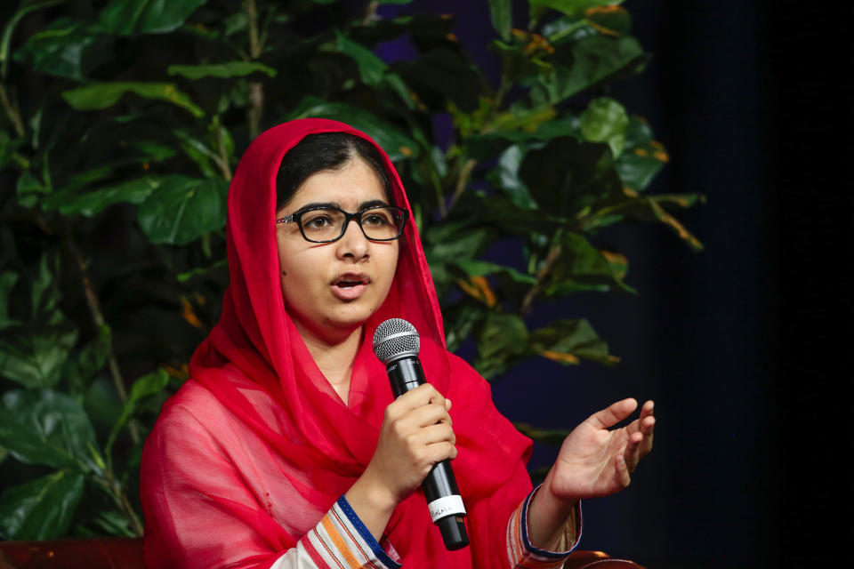 <p>Seit ihrer Jugend kämpft Malala Yousafzai für das Recht von Frauen auf Bildung und bloggte anonym über das Leben in Pakistan unter der Herrschaft der Taliban. Vor fünf Jahren wurde sie deshalb Opfer eines Attentats der Terrorgruppe. Der damals 15-Jährigen wurde auf dem Heimweg von der Schule in einem Bus in den Kopf geschossen – doch Malala überlebte und kämpfte unermüdlich weiter. Mittlerweile ist sie 20 Jahre alt und wurde als jüngste Preisträgerin aller Zeiten mit dem Friedensnobelpreis ausgezeichnet. Außerdem hat sie gerade ein Studium in Oxford begonnen. (Bild: AP Photo) </p>