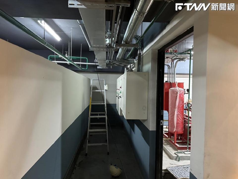 台北市一名工人在地下4樓更換照明燈時，疑似不慎遭到電擊，當場從梯子上摔下，頭部受到撞擊，送醫後不治。（圖／翻攝照片）