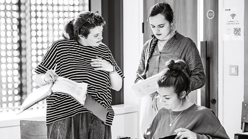 Actores Maya Kristal Tenenbaum, Hannah Bristow y Amy Parker ensayando.