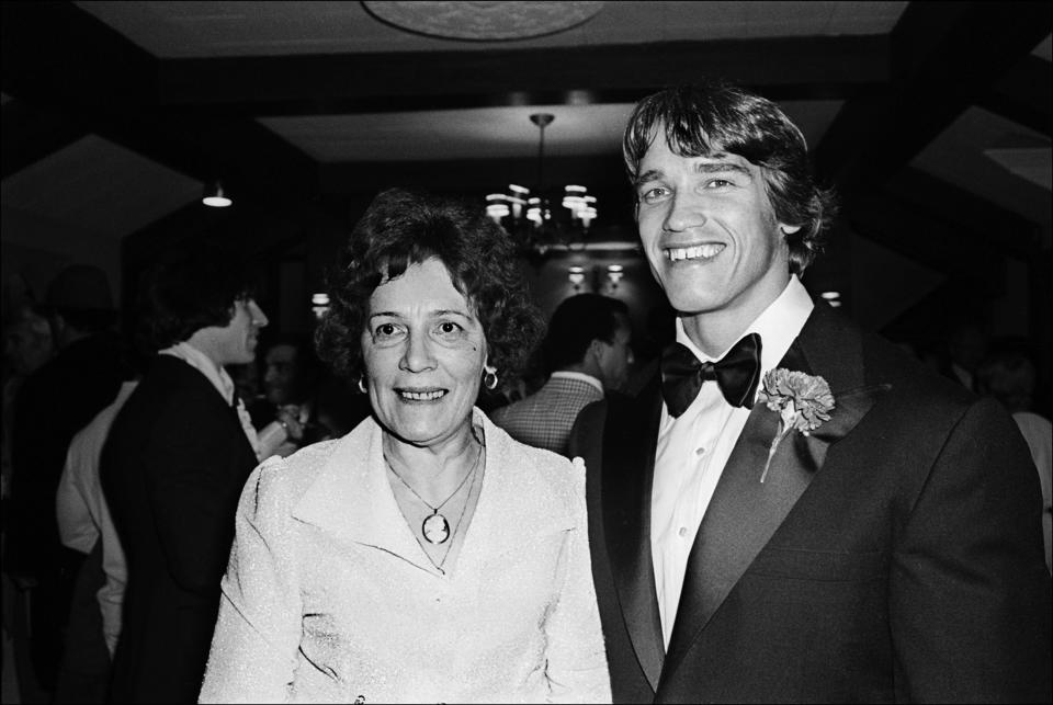 El culturista y actor austríaco (y futuro político estadounidense) Arnold Schwarzenegger y su madre Aurelia (nee Jadrny) asisten al estreno de la película de Schwarzenegger 'Pumping Iron', Nueva York, Nueva York, 17 de enero de 1977. (Foto de Allan Tannenbaum/Getty Images) )